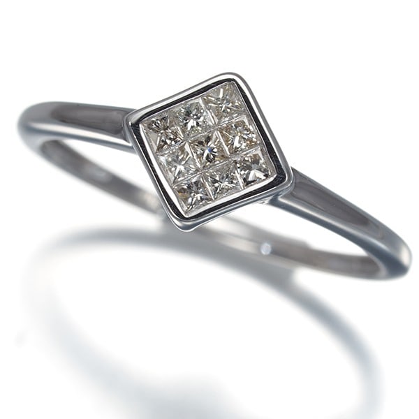 Diamond 0.20Ct Ring 18K 750 White Gold: Diamond 0.20Ct Ring 18K 750 White Gold 18k white gold provides a luxurious backdrop for this elegant diamond ring, featuring a natural 0.20ct diamond at its center. The 7.5mm wide band boasts an under