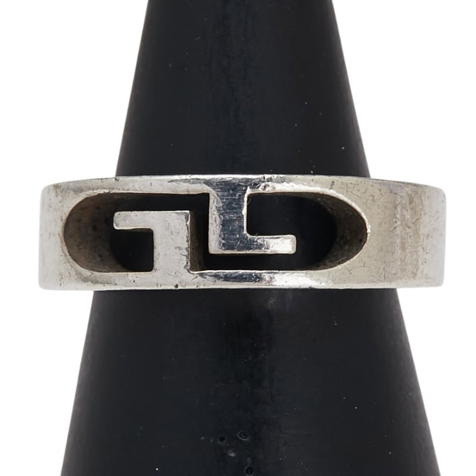 Gucci Band Ring Silver 925: Gucci Band Ring Silver 925 Silver Gucci Band Ring, crafted from high-quality Silver 925 material, boasts a sleek and modern design. Featuring a slim width of 5.8mm / 0.23'' and weighing 6.7g /