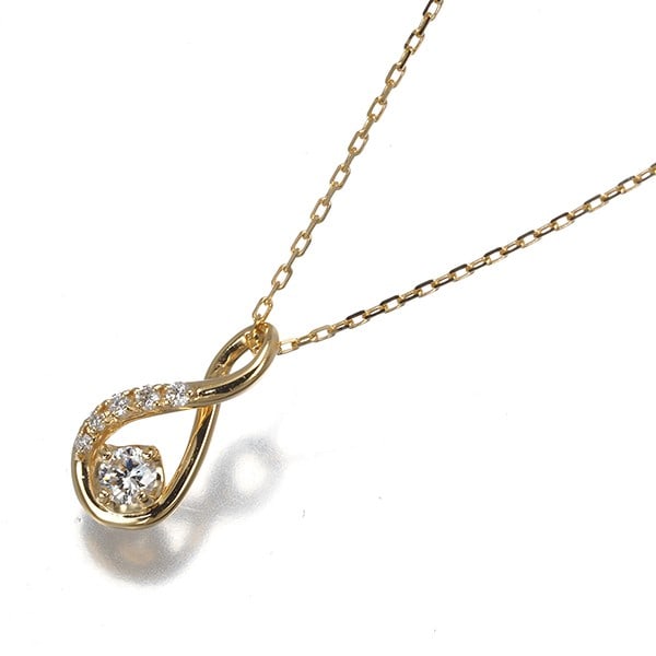 Vendome Necklace Diamond Drop 750 Yellow Gold: Vendome Necklace Diamond Drop 750 Yellow Gold Yellow gold pendant featuring a natural diamond drop, crafted from 18k / 750 metal. The necklace measures 37-40cm in length and the pendant itself stands