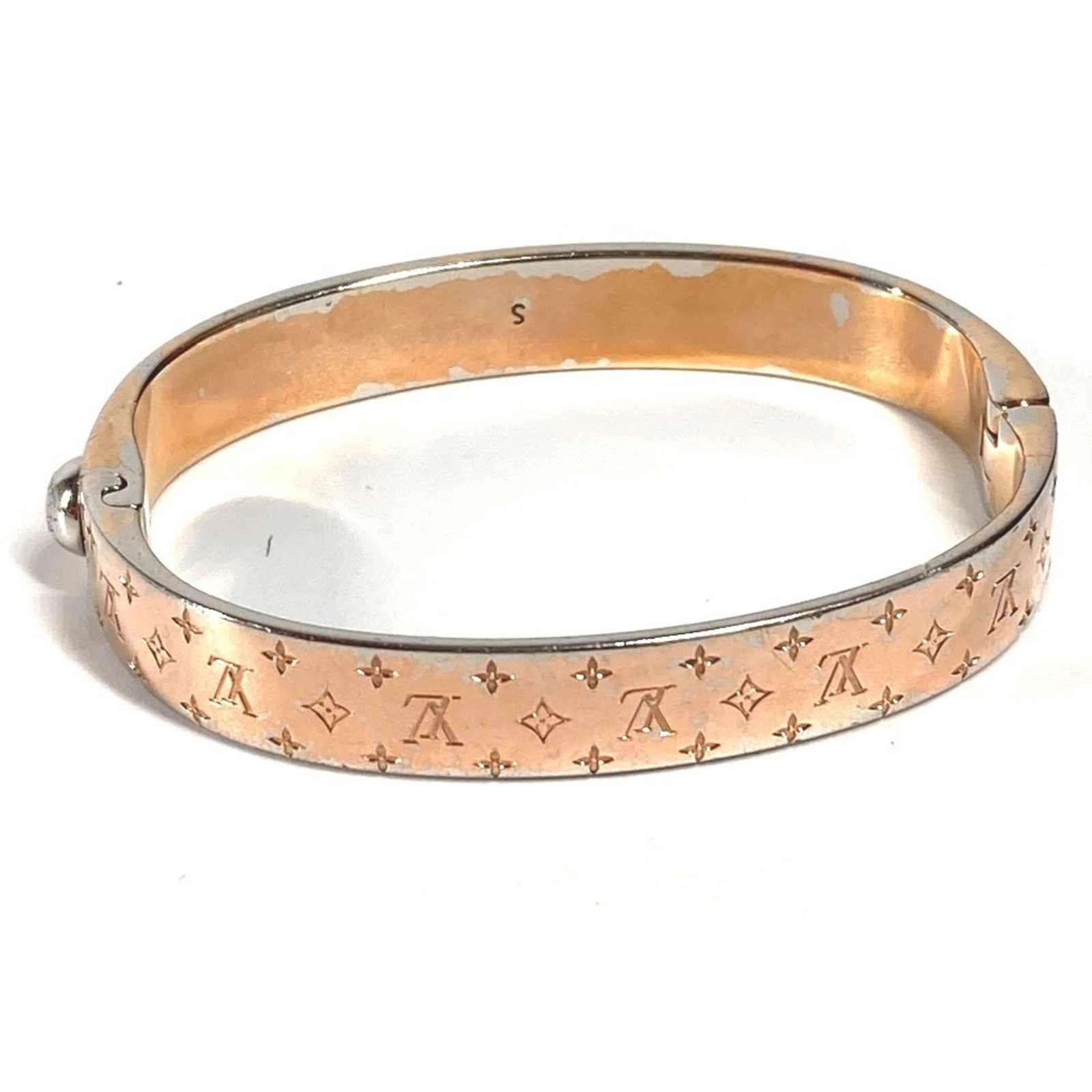 Metal Bangle Monogram Louis Vuitton: Metal Bangle Monogram Louis Vuitton Metal Bangle Monogram Louis Vuitton features the iconic monogram pattern in pink, set against a metal background. This cuff bangle measures 15.5cm in diameter and 9