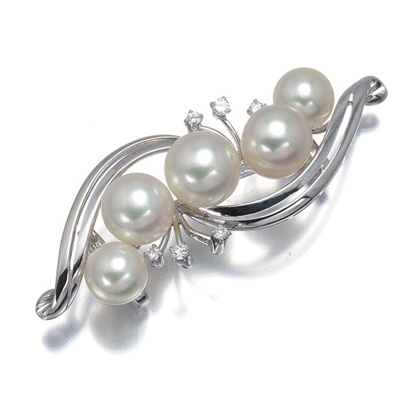 Mikimoto Obidome Akoya Pearl 6.3-7.9Mm Diamond Leaf 14K 585 White Gold: Mikimoto Obidome Akoya Pearl 6.3-7.9Mm Diamond Leaf 14K 585 White Gold Mikimoto's Obidome Akoya Pearl collection showcases exceptional craftsmanship, with this stunning piece featuring a 6.3-7.9mm Ako
