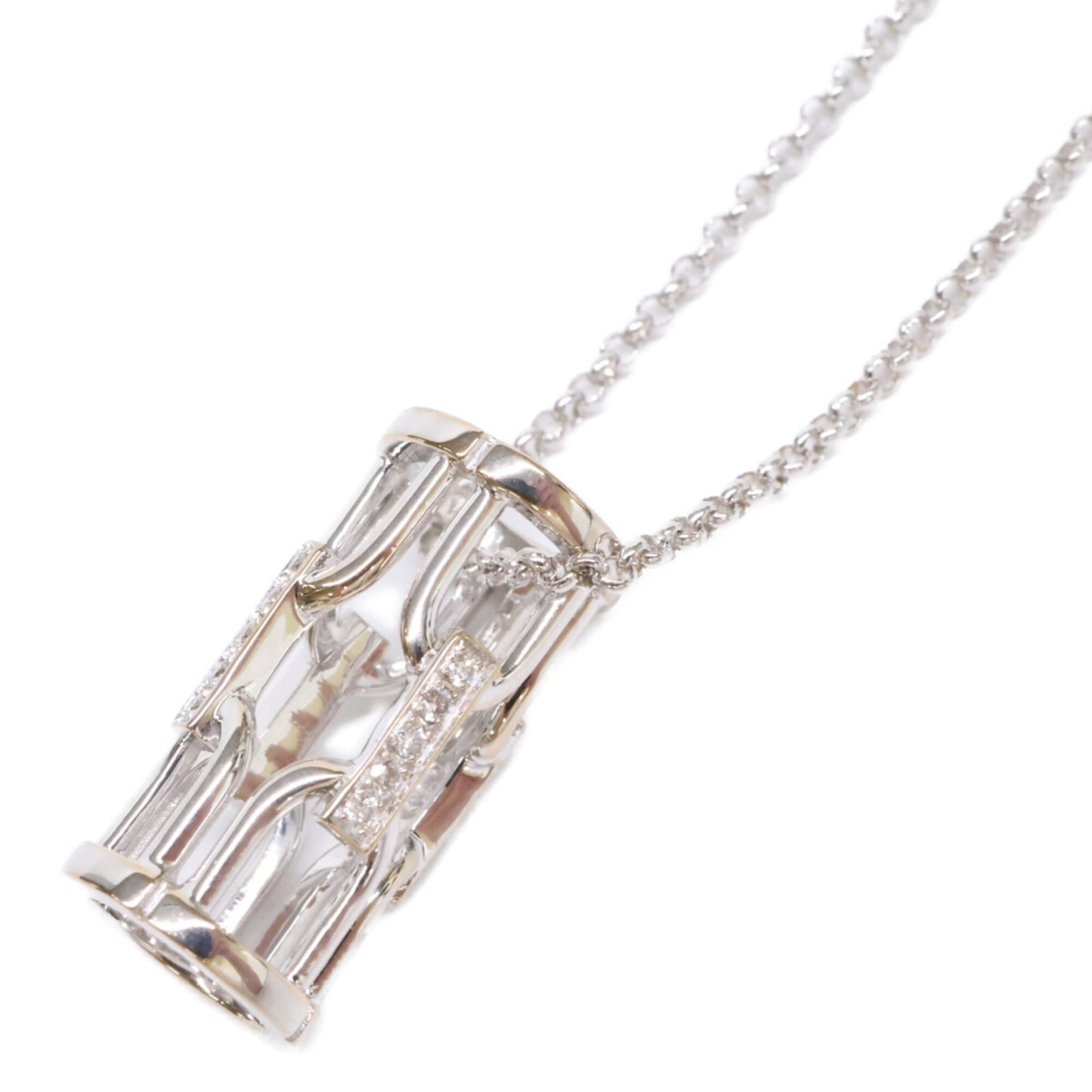 Refurbished women's diamond melee white gold vintage necklace: Refurbished women's diamond melee white gold vintage necklace Refurbished women's diamond melee white gold vintage necklace boasts a striking 17mm x 8mm pendant set in 18K white gold. The necklace fea