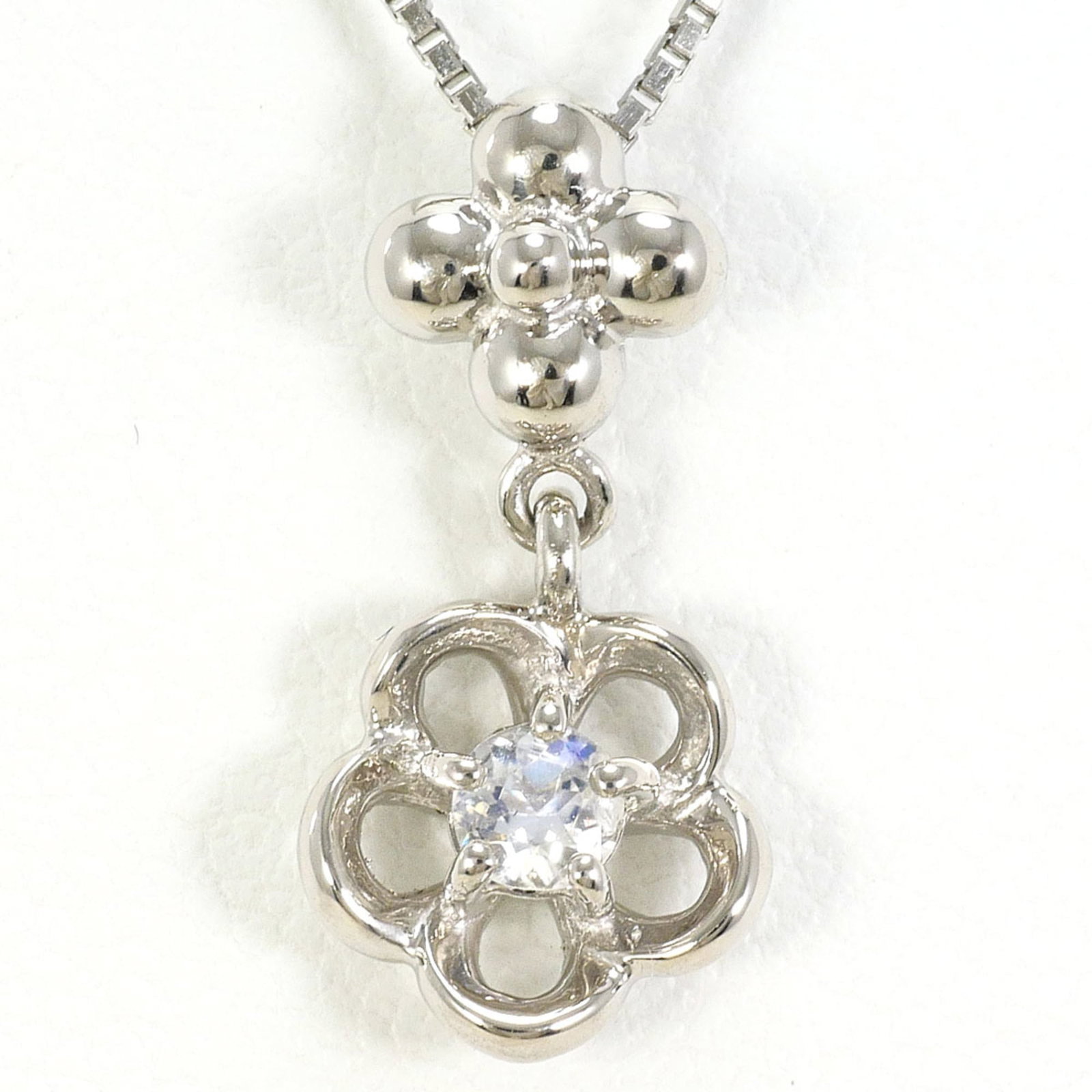 Pt900 Platinum/ Pt850 Necklace With Blue Moonstone Total Weight 3.6G 40Cm Like New Condition: Pt900 Platinum/ Pt850 Necklace With Blue Moonstone Total Weight 3.6G 40Cm Like New Condition Platinum/ Pt900 Necklace with Blue Moonstone Features a total weight of 3.6g, showcasing the beauty of