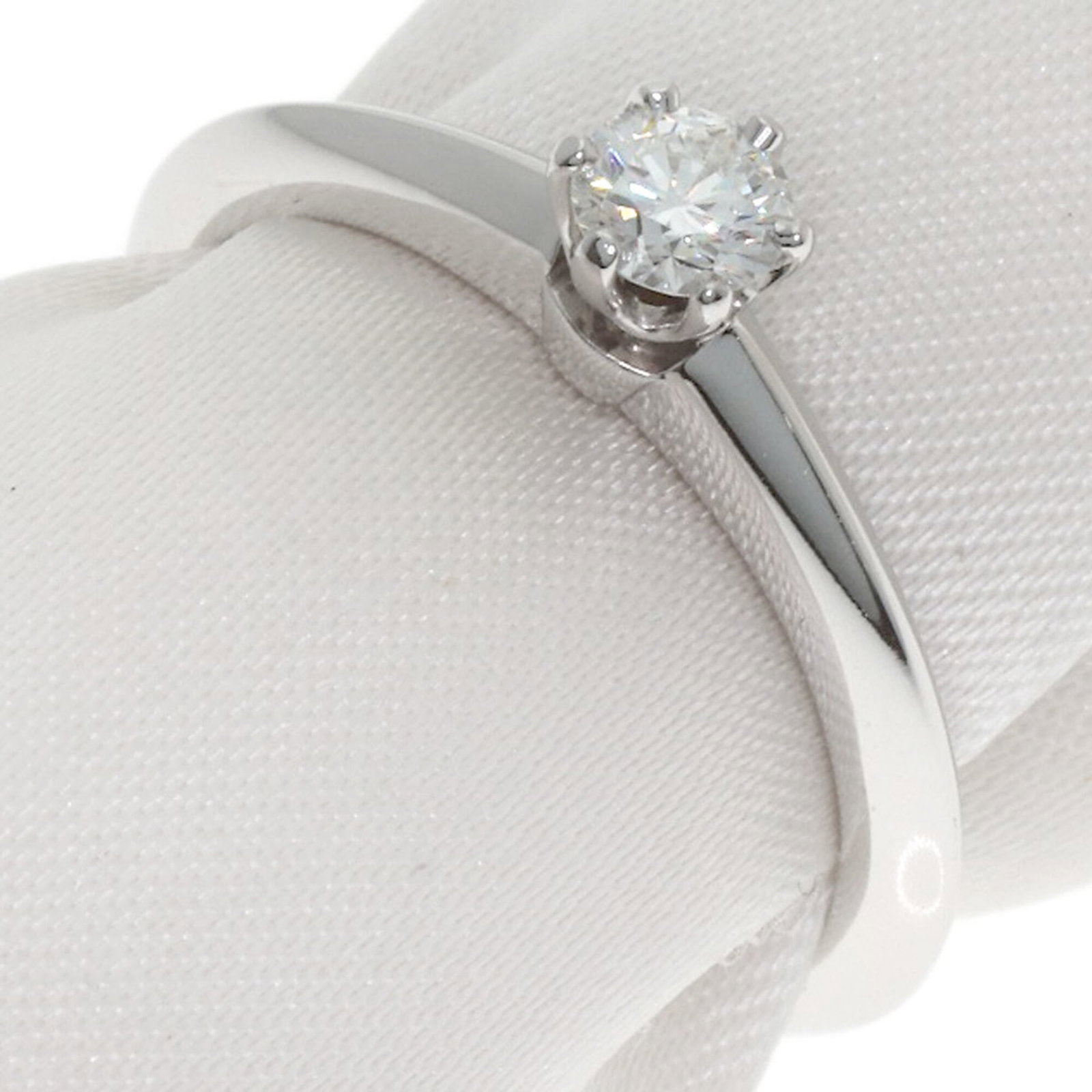 Tiffany Band Ring Platinum 950: Tiffany Band Ring Platinum 950 Platinum 950 band ring from Tiffany, featuring a diamond stone and US size 4.5 design. This elegant band showcases the luxury of platinum 950 metalwork, with a classic s