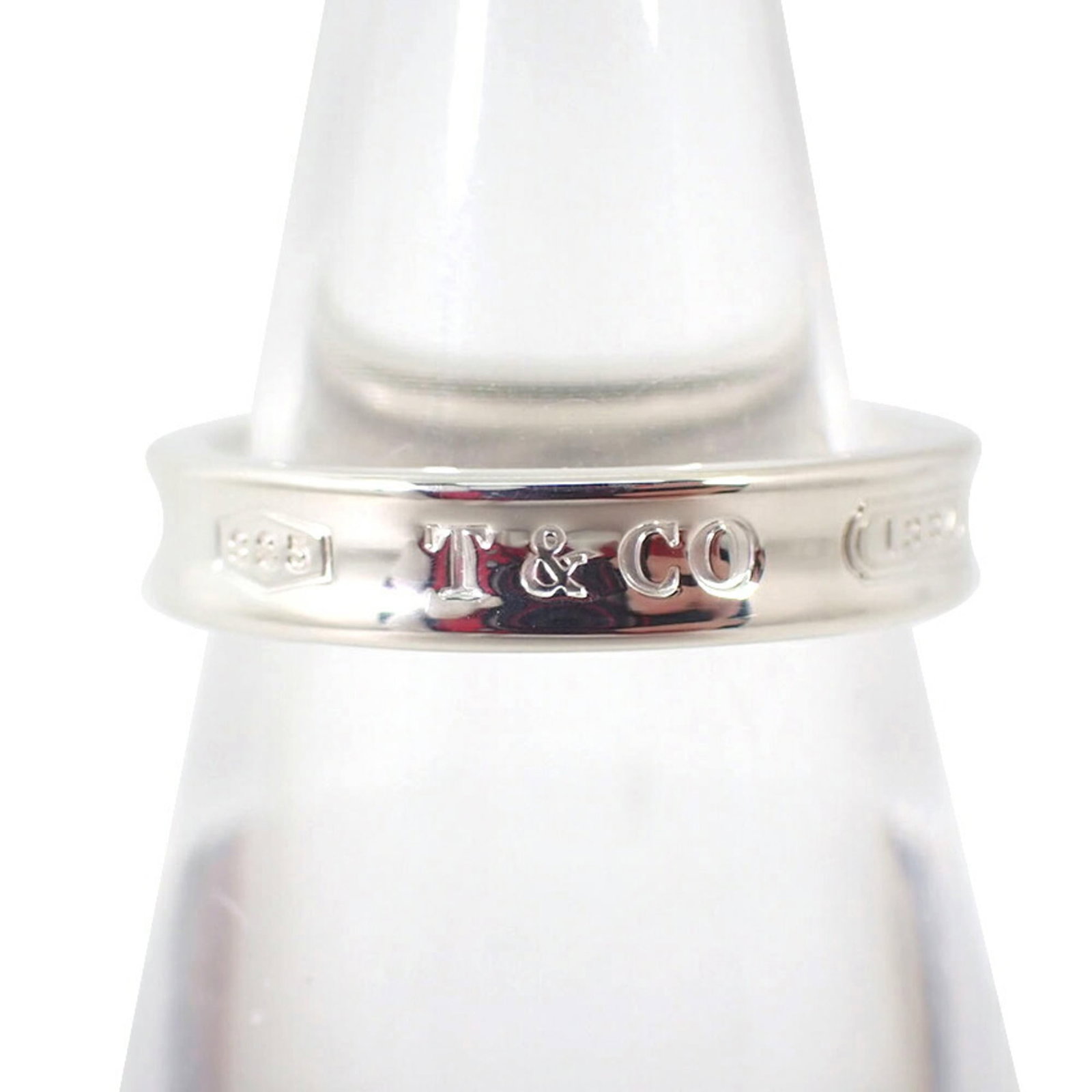 Tiffany Band Ring Sterling Silver 925: Tiffany Band Ring Sterling Silver 925 Sterling silver 925 band ring from Tiffany, available in US size 5.5, bearing the brand's signature. This elegant ring features a classic design that suits women'