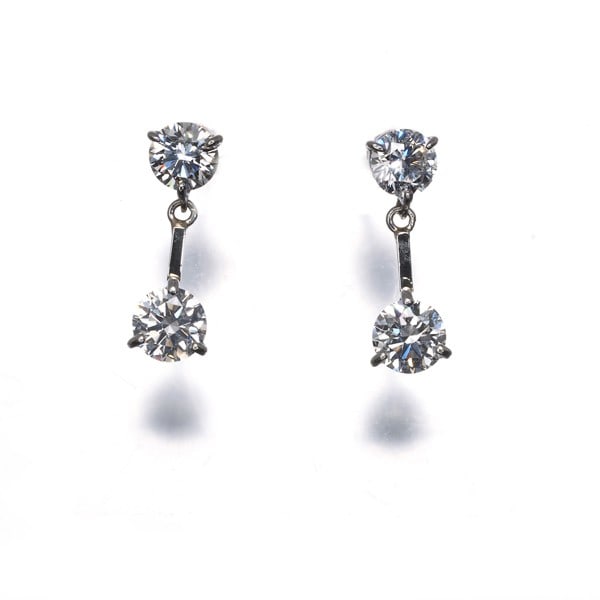 Platinum 0.50Ct Drop Earrings 2P 900 Diamond: Platinum 0.50Ct Drop Earrings 2P 900 Diamond Platinum 0.50Ct Drop Earrings 2P 900 Diamond - A stunning pair of drop earrings featuring two natural diamonds, each weighing approximately 0.3ct at the