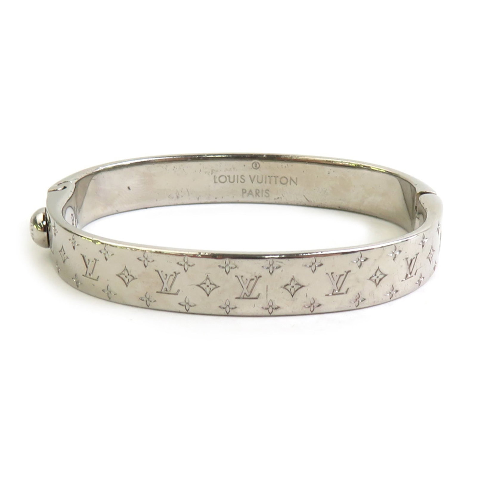 Louis Vuitton Charm Bracelet Metal: Louis Vuitton Charm Bracelet Metal Pink gold charm bracelet from Louis Vuitton, measuring 15.5cm in length and featuring a width of 9mm. This metal charm bracelet boasts a distinctive pink gold color 