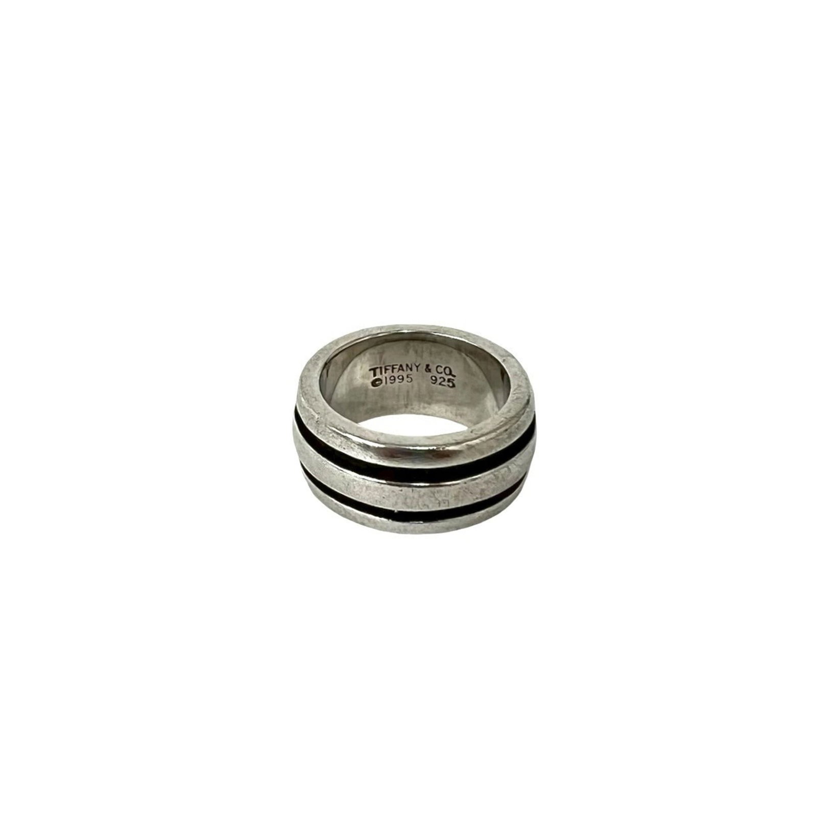 Silver band ring Tiffany 925: Silver band ring Tiffany 925 Silver band ring Tiffany 925, made from high-quality silver material, features a classic design that suits both men and women. This US size 3.5 ring is crafted with
