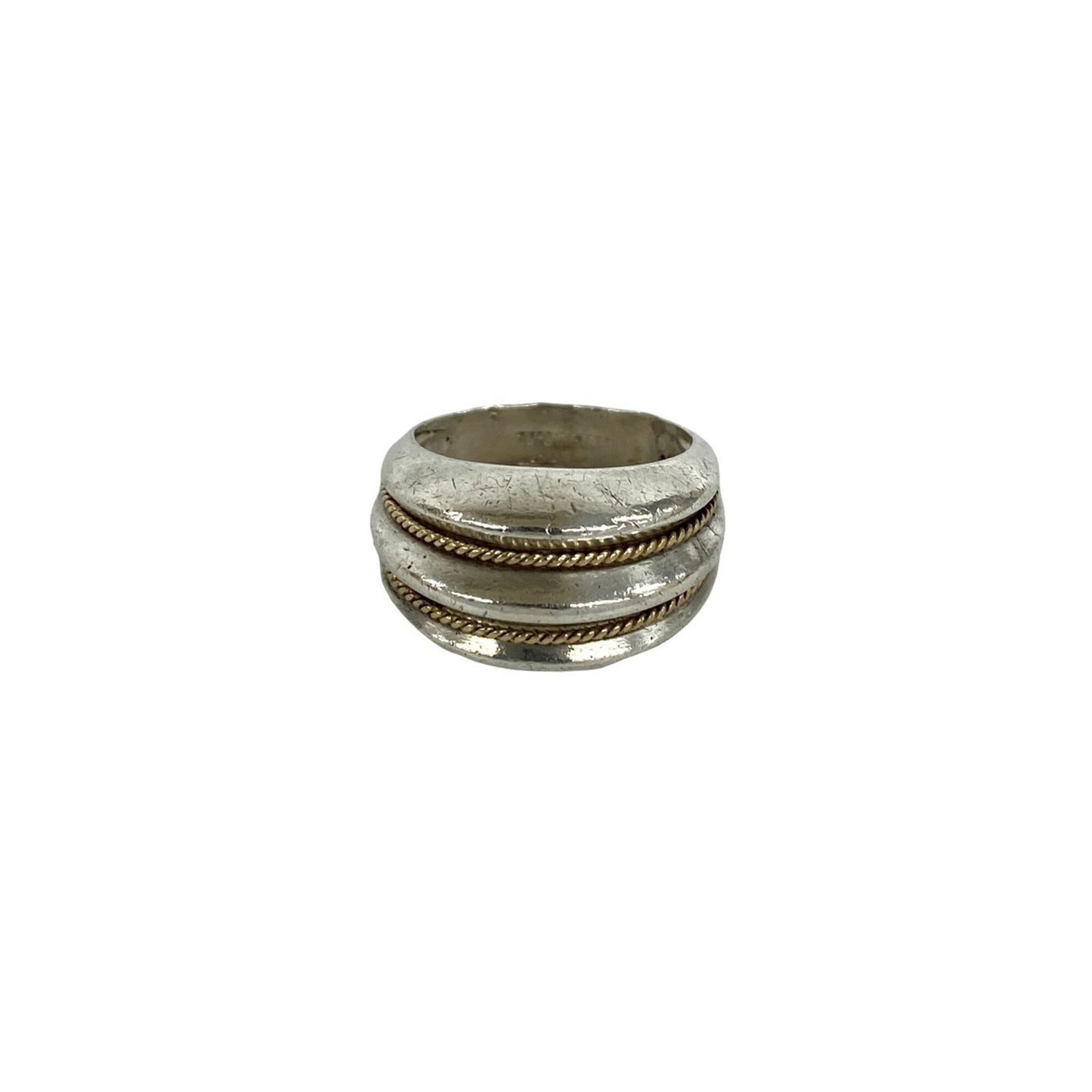 Silver band ring Tiffany 925: Silver band ring Tiffany 925 Silver band ring Tiffany 925 features a sleek, modern design made from high-quality silver. This women's band ring boasts a classic style with a US size 4.5 fit. Made