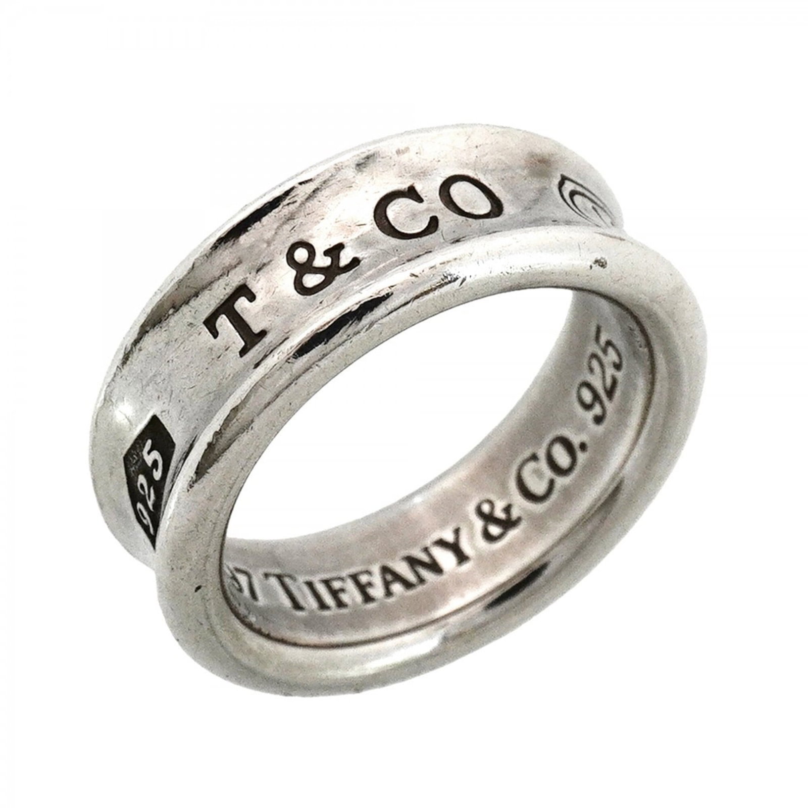 Silver band ring Tiffany 925: Silver band ring Tiffany 925 Silver band ring Tiffany 925 features a timeless design made from high-quality silver. This US size 5.5 women's band ring showcases the iconic Tiffany brand, making it a