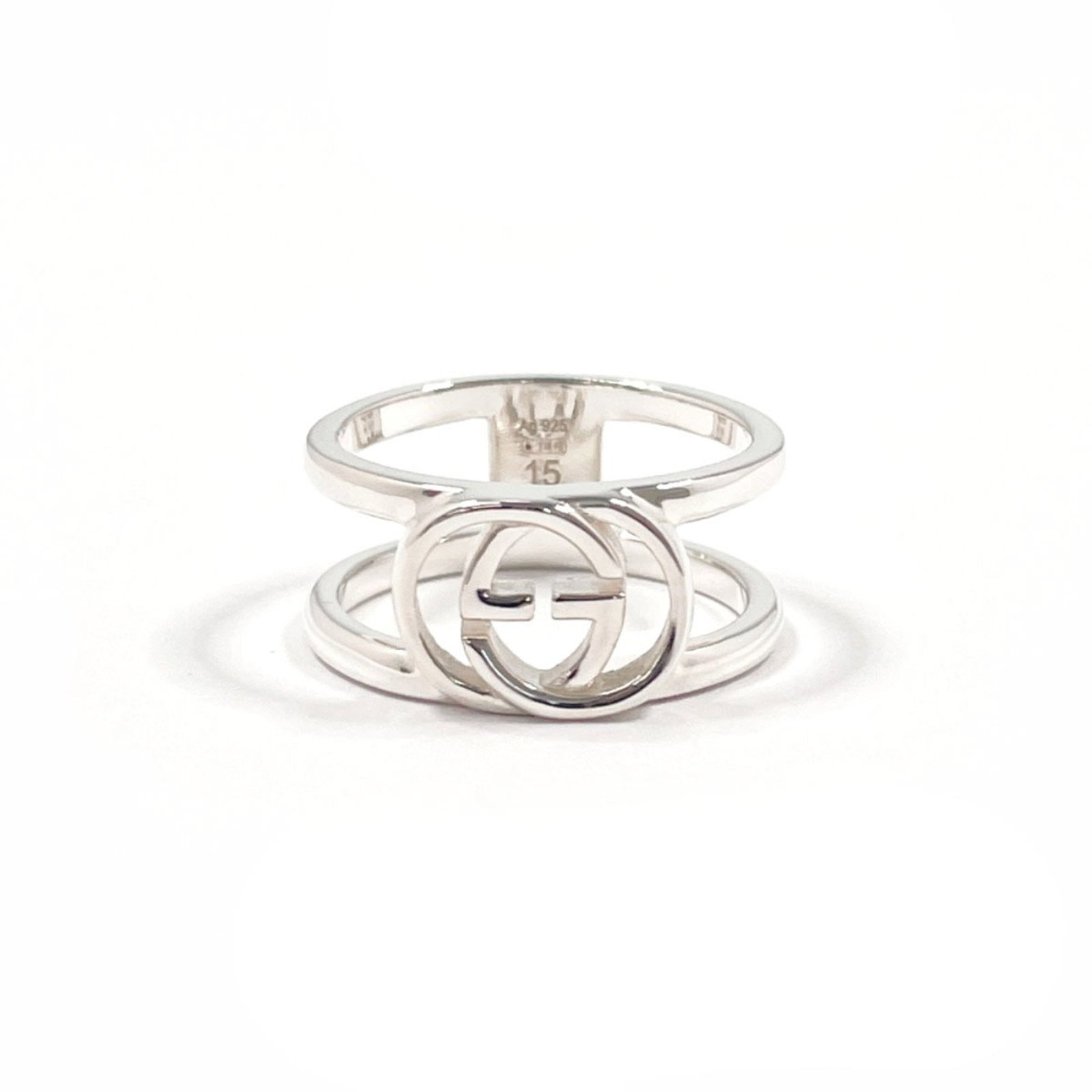 Gucci Band Ring Silver 925: Gucci Band Ring Silver 925 Silver band ring from Gucci, crafted in Italy with 925 sterling silver. This sleek and modern design features a simple yet elegant style that suits both men's and women's wr