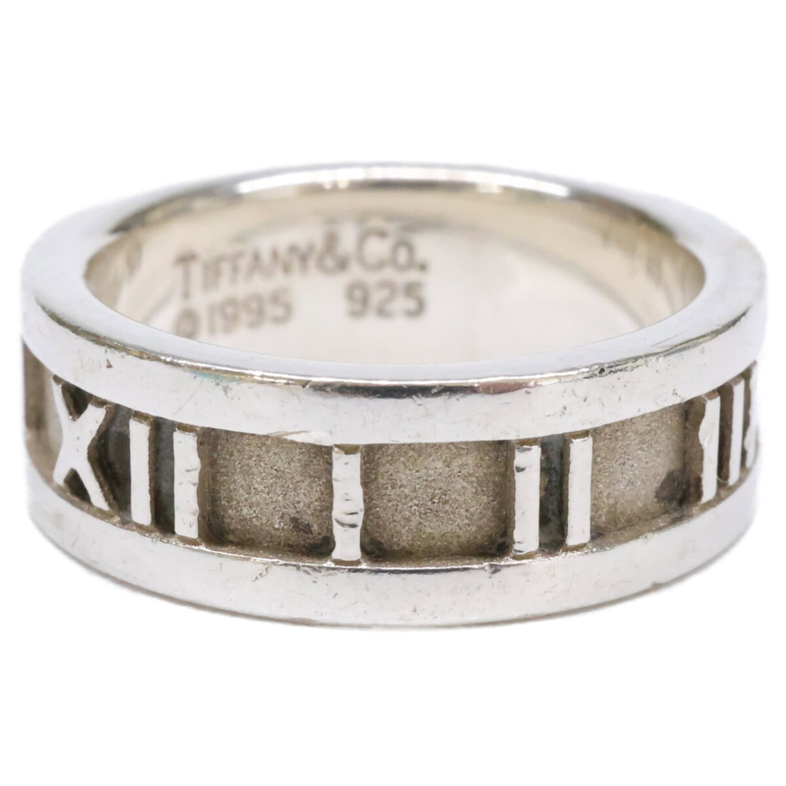 Silver band ring Tiffany 925: Silver band ring Tiffany 925 Silver band ring Tiffany 925 features a sleek, modern design made from high-quality silver. This women's band ring boasts a classic style with a US size 4.5 fit. Made from