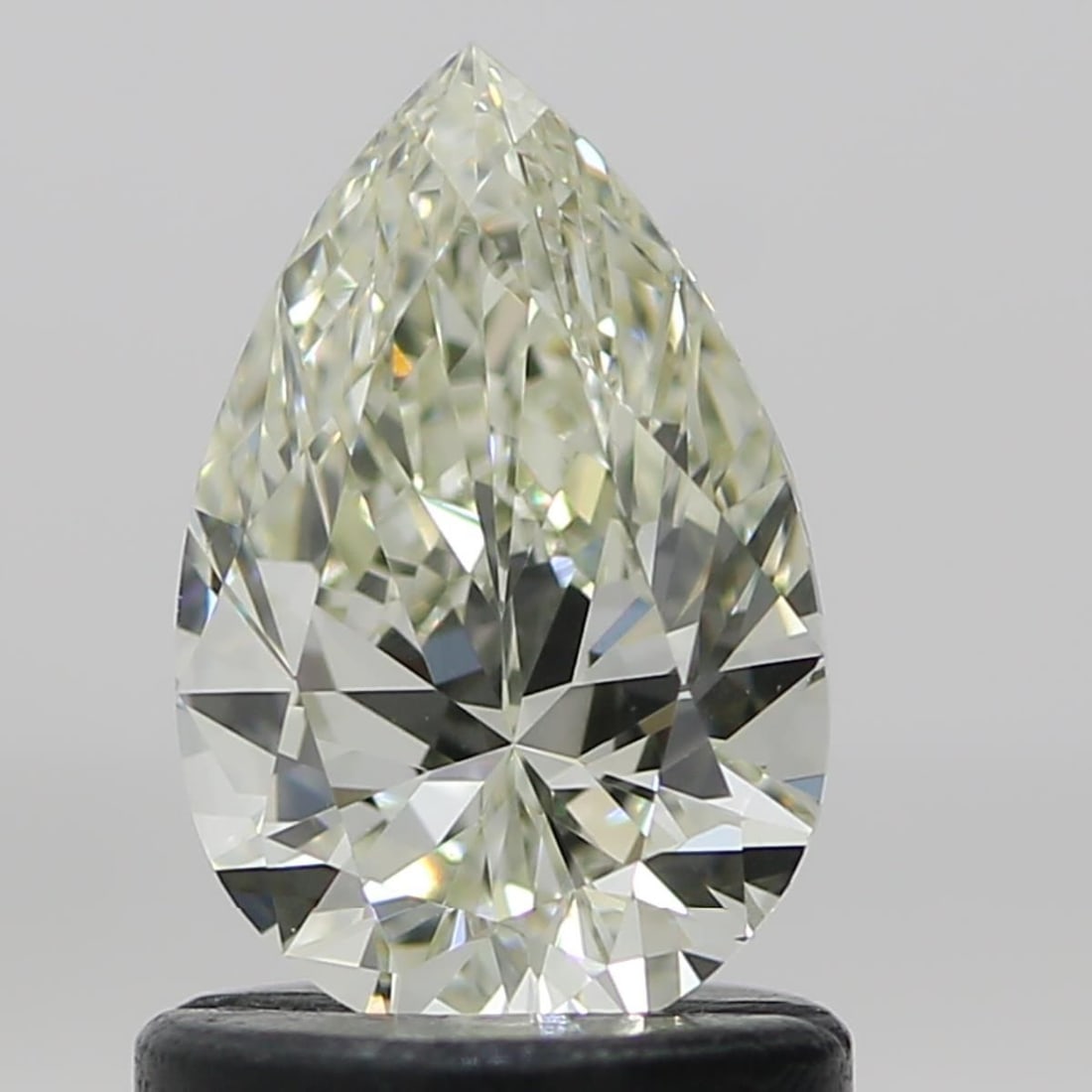 GIA Pear 0.9ct M VVS2 - Loose Natural Diamond: GIA Pear 0.9ct M VVS2 - Loose Natural Diamond GIA certified, this loose natural diamond boasts exceptional clarity with a VVS2 grade and vibrant color. The pear shape adds a touch of elegance to its