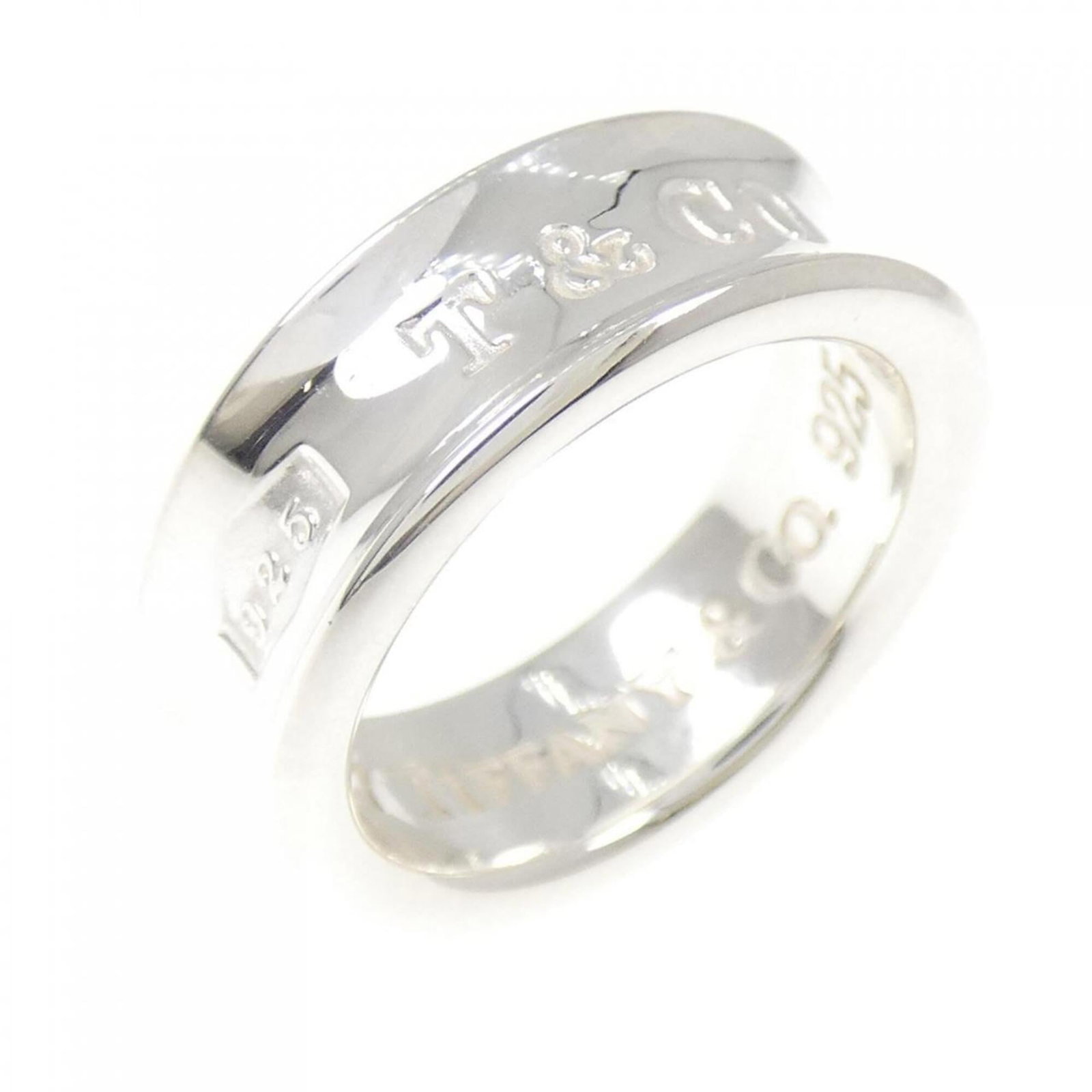 Silver band ring Tiffany 925: Silver band ring Tiffany 925 Silver band ring Tiffany 925 features a timeless design made from high-quality silver. This US size 5.5 women's band ring showcases the iconic Tiffany brand, making it a s