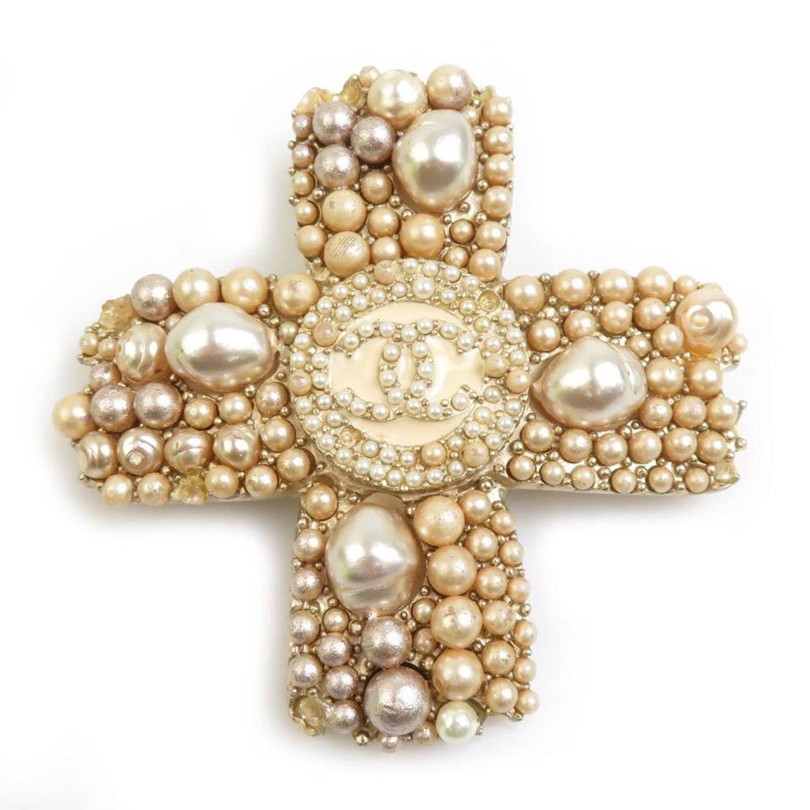 Metal Brooch Pearl Chanel: Metal Brooch Pearl Chanel Metal Brooch Pearl Chanel bears a signature, made from artificial pearl and metal. This gold brooch measures 9cm x 9cm / 3.54'' x 3.54''. It is crafted in France. Item