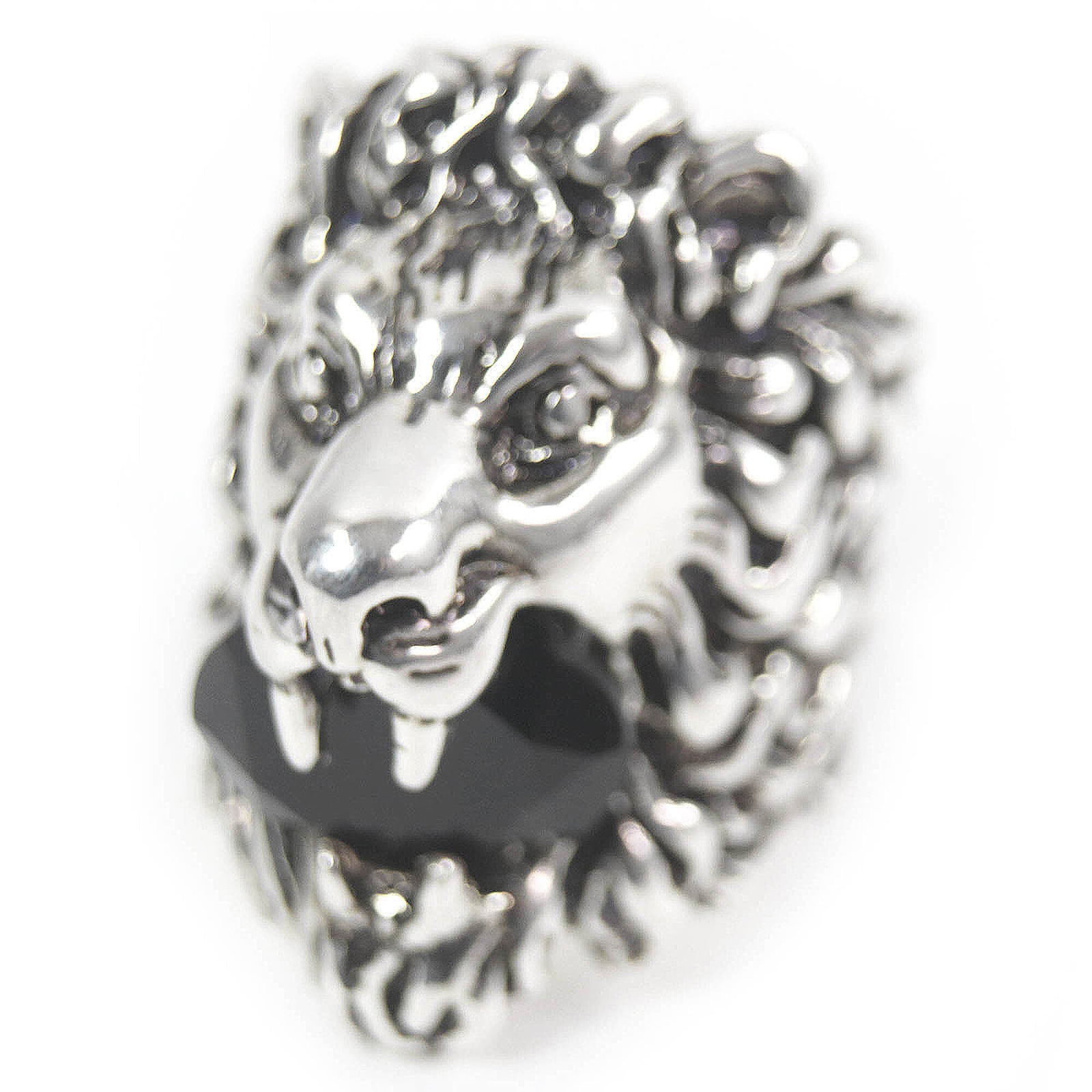 Band Ring of Gucci: Band Ring of Gucci Silver band ring from Gucci, featuring a black color stone. The ring's slender width and sleek design make it a stylish addition to any outfit. Measuring US size 8, the silver band 