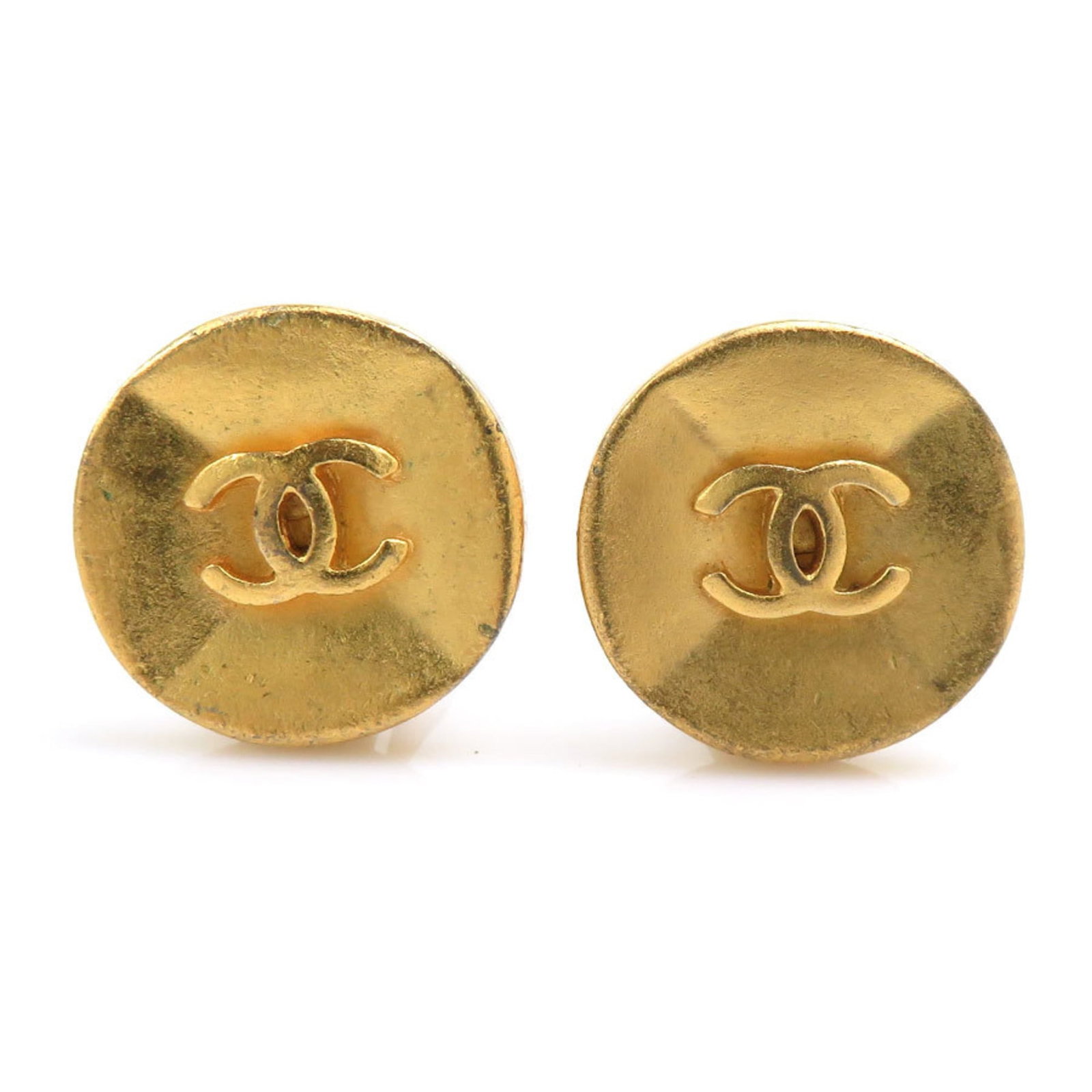 Metal clip earrings by Chanel: Metal clip earrings by Chanel Metal clip earrings by Chanel, crafted from gold metal in France. These elegant earrings showcase the iconic design of the renowned fashion brand. Made entirely of metal 