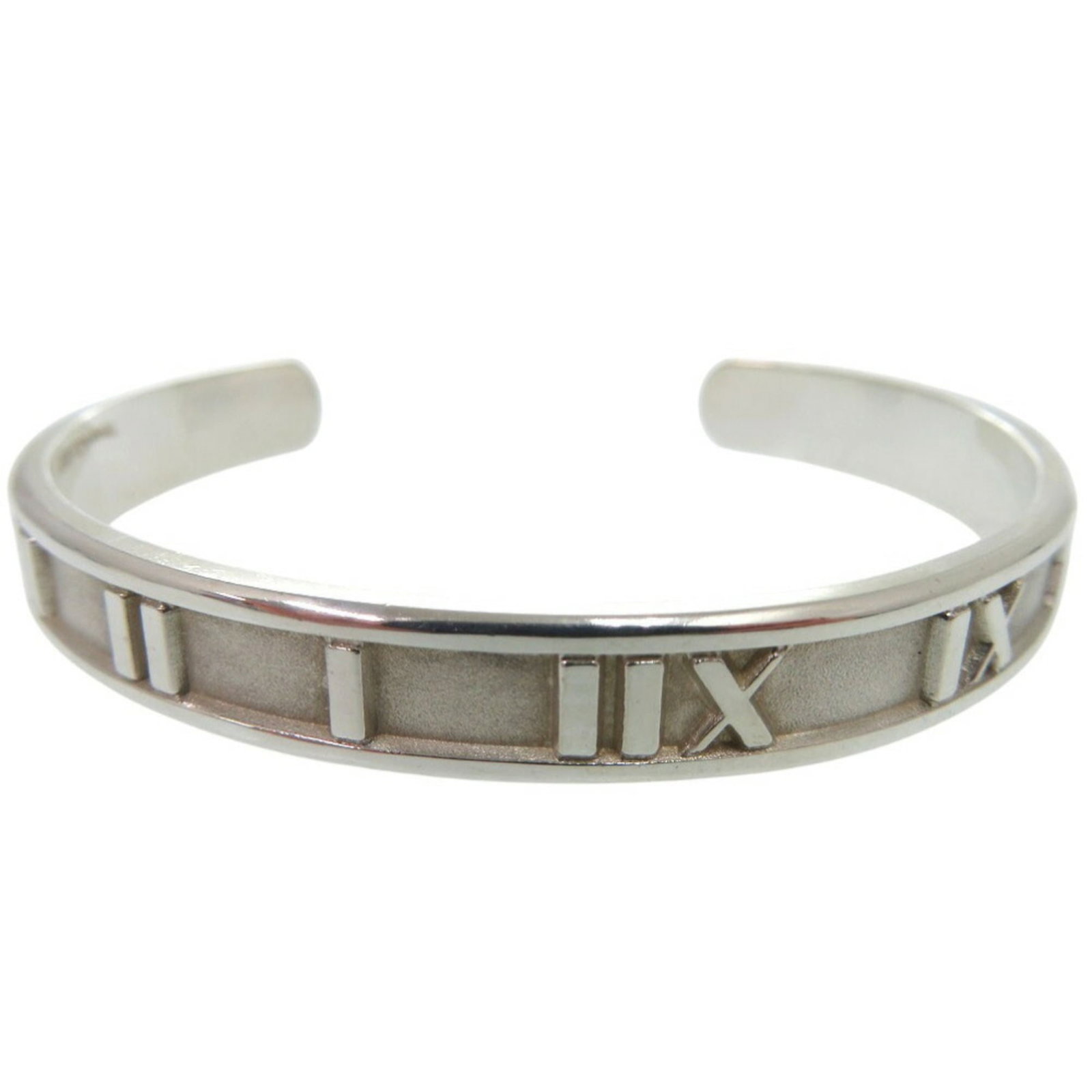 Tiffany Bangle Silver 925: Tiffany Bangle Silver 925 Silver 925 bangle from Tiffany, crafted in Italy with a sleek and modern design. This elegant piece measures 13cm in length, making it a versatile accessory for everyday