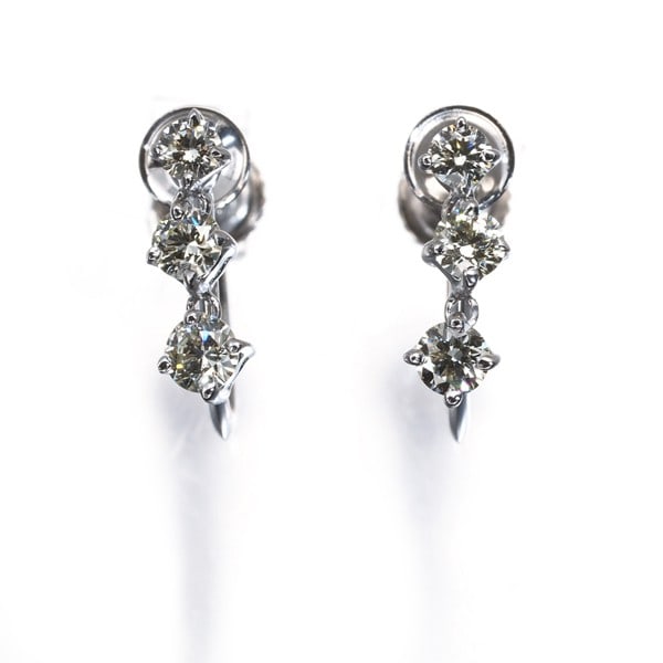 Three Stone Drop Earrings White Gold 750 Diamond 18K: Three Stone Drop Earrings White Gold 750 Diamond 18K Three Stone Drop Earrings in White Gold feature a natural diamond setting, showcasing a total carat weight of approximately 0.2ct. The 18k white go