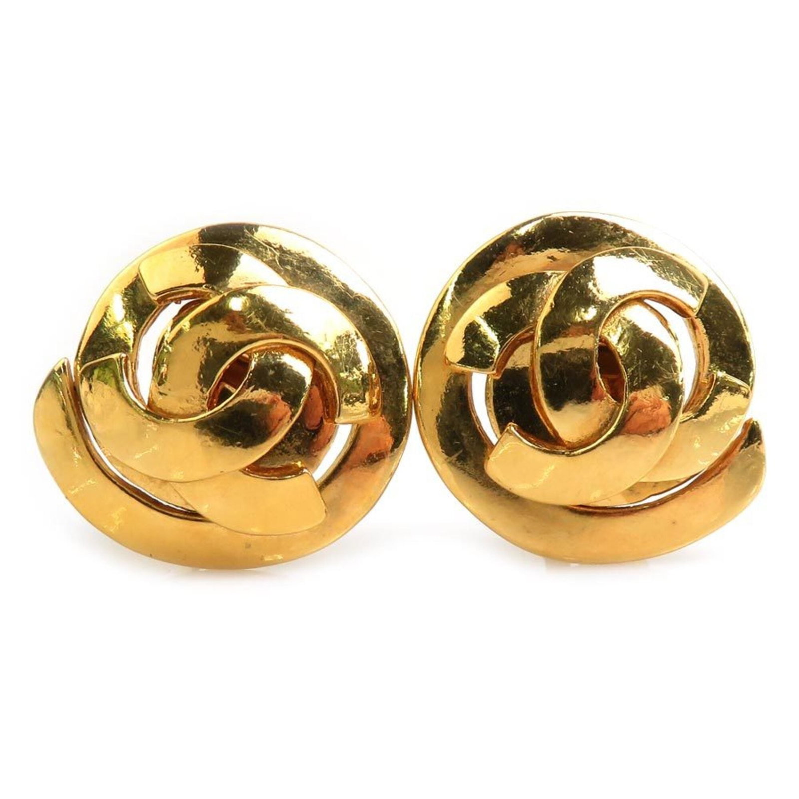 Metal clip earrings by Chanel: Metal clip earrings by Chanel Metal clip earrings by Chanel, crafted from gold metal in France. These stylish earrings feature the iconic Chanel design, showcasing the brand's signature elegance and s