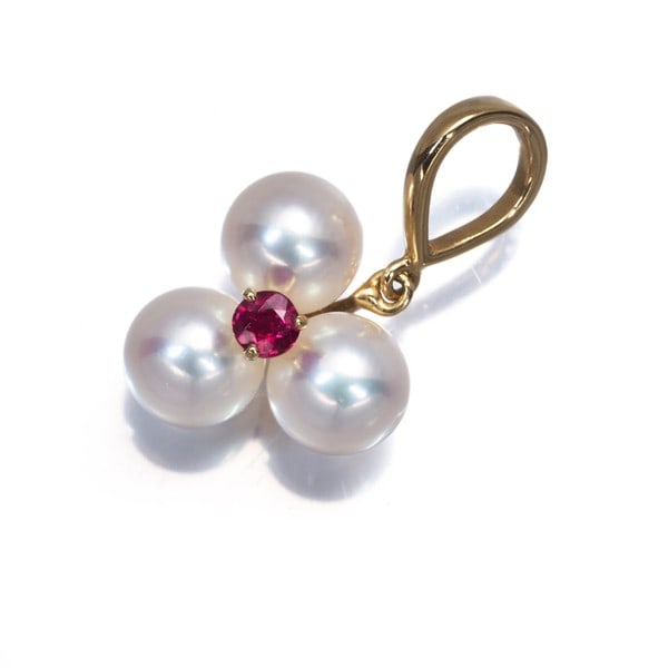 Mikimoto Pendant Akoya Pearl 6.2Mm Ruby 18K 750 Yellow Gold: Mikimoto Pendant Akoya Pearl 6.2Mm Ruby 18K 750 Yellow Gold The Mikimoto Pendant showcases an exquisite Akoya pearl, measuring approximately 6.2mm in size, set within a stunning 18K yellow gold settin