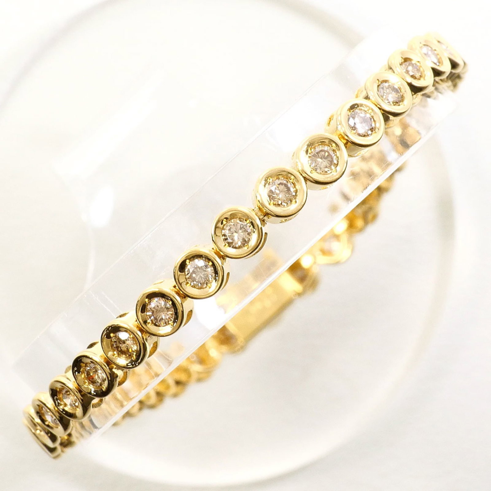 Yellow Gold 18K Unbranded Charm Bracelet: Yellow Gold 18K Unbranded Charm Bracelet Yellow gold 18K charm bracelet with a diamond weight of 2.00 ct, featuring a striking yellow gold finish and a length of 18cm / 7.08''. This elegant piece boas