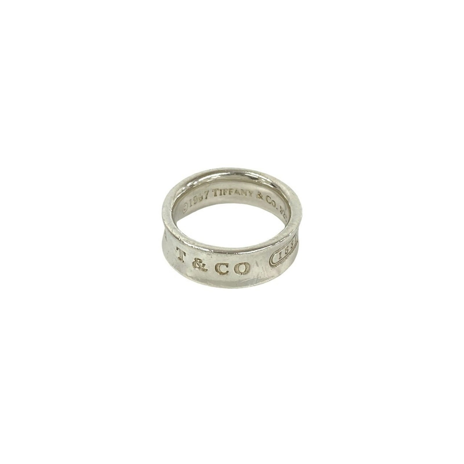Silver band ring Tiffany 925: Silver band ring Tiffany 925 Silver band ring from Tiffany Type, made with high-quality silver material (925), featuring a classic design for women. This US size 5.5 ring showcases the brand's signatu