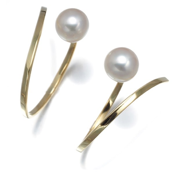Tasaki Earrings Akoya Pearl 8.0Mm A Fine Balance 18K 750 Yellow Gold: Tasaki Earrings Akoya Pearl 8.0Mm A Fine Balance 18K 750 Yellow Gold Tasaki Earrings in 18K Yellow Gold feature an Akoya Pearl with a diameter of approximately 8.0mm, set in a fine balance design. The