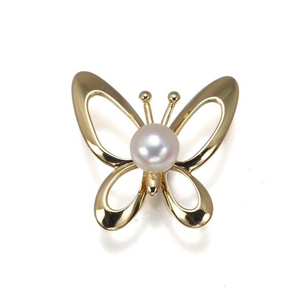 Mikimoto Brooch Akoya Pearl 5.2Mm Butterfly 18K 750 Yellow Gold: Mikimoto Brooch Akoya Pearl 5.2Mm Butterfly 18K 750 Yellow Gold Yellow gold and Akoya pearl come together in elegant harmony, set within the delicate curves of a butterfly brooch. The 18k yellow gold 