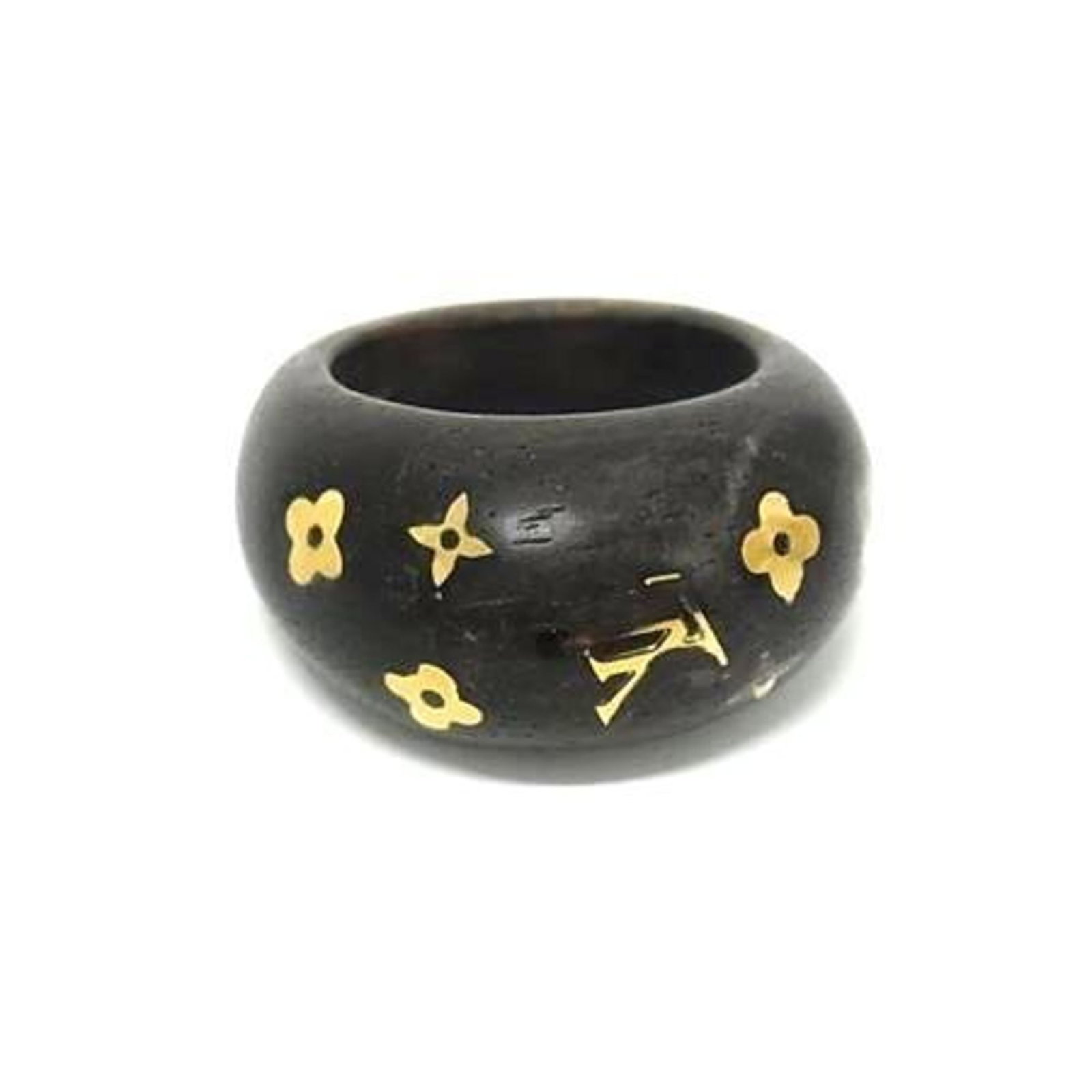 Ring band wood Louis: Ring band wood Louis The Louis Vuitton Ring Band Wood features a rich brown wood material, adding a natural touch to the classic design. This band ring boasts a timeless style with its simple