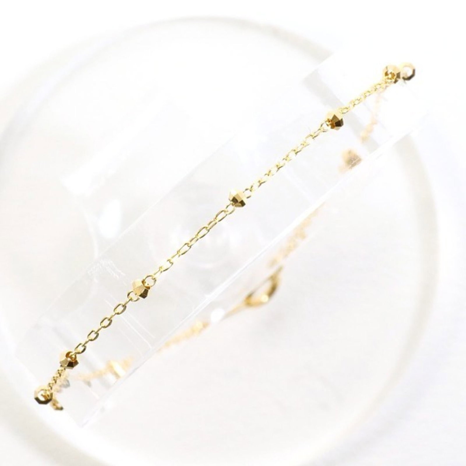 Yellow Gold 18K Unbranded Charm Bracelet: Yellow Gold 18K Unbranded Charm Bracelet Yellow gold (18K) charm bracelet with a total length of 18.5cm, featuring an 0.6g weight and made from high-quality yellow gold metal. This beautifully crafted