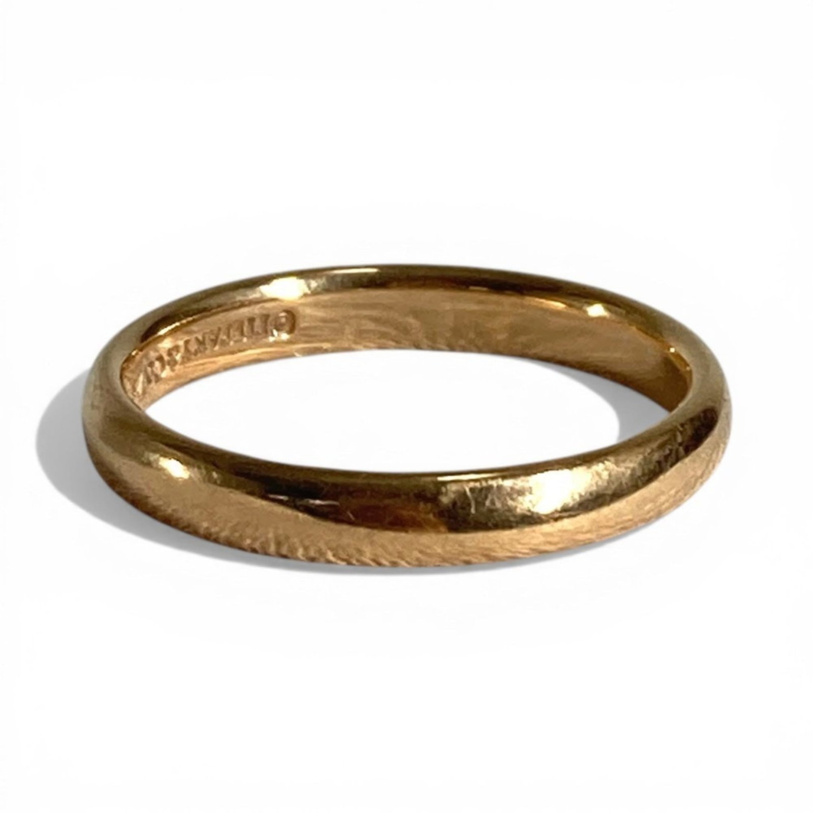 Tiffany band ring gold 18k: Tiffany band ring gold 18k Gold band ring from Tiffany, crafted in 18k gold, bears a signature. This women's ring features a classic design and is available in US size 6.5. Made in Japan, it showcases