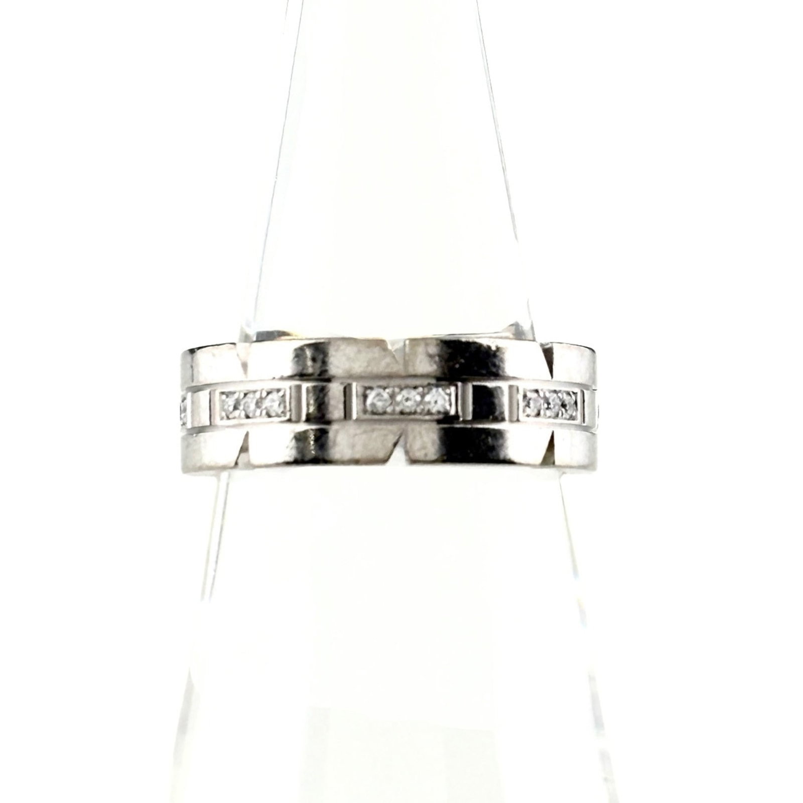 Cartier Band Ring: Cartier Band Ring Cartier Band Ring features an 18K white gold band with a diamond stone, measuring 6mm in width and weighing 9.2g. This elegant ring boasts a classic design and premium metal construc