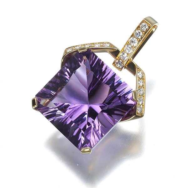Jeunet Pendant Amethyst Diamond 0.19Ct 18K 750 Yellow Gold: Jeunet Pendant Amethyst Diamond 0.19Ct 18K 750 Yellow Gold The Jeunet Pendant Amethyst Diamond 0.19Ct 18K 750 Yellow Gold features a natural amethyst stone, approximately 14.0 x 14.0mm in size, surrou