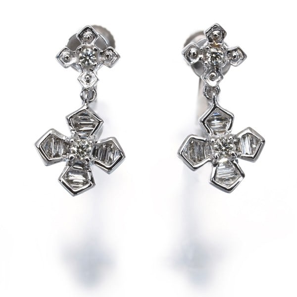 Diamond 0.08Ct/ 0.08Ct Cross Earrings 18K 750 White Gold: Diamond 0.08Ct/ 0.08Ct Cross Earrings 18K 750 White Gold 18k white gold cross earrings feature two natural diamonds, totaling 0.08ct each, set in a clip-on design. The 18k metal purity and