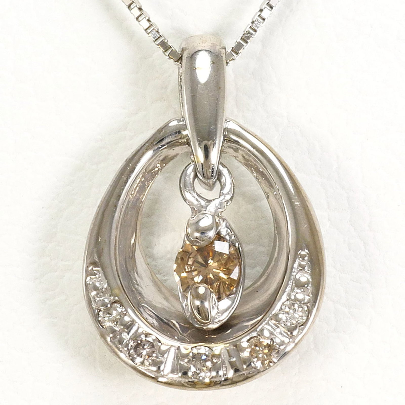 K10 10K Wg White Gold Necklace With Brown Diamond And Diamond Total Weight 1.3G 40Cm Like New: K10 10K Wg White Gold Necklace With Brown Diamond And Diamond Total Weight 1.3G 40Cm Like New White gold necklace with a 1.3g diamond pendant, totaling 0.10 carats in weight, set against a 40cm