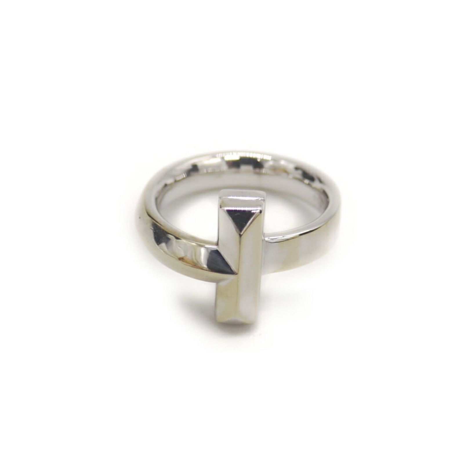 Ring Tiffany Band: Ring Tiffany Band Tiffany Type band ring in 18K white gold, available in US size 5.5 and weighing 11.1g. This classic design features a timeless combination of metal purity and weight, making it a str