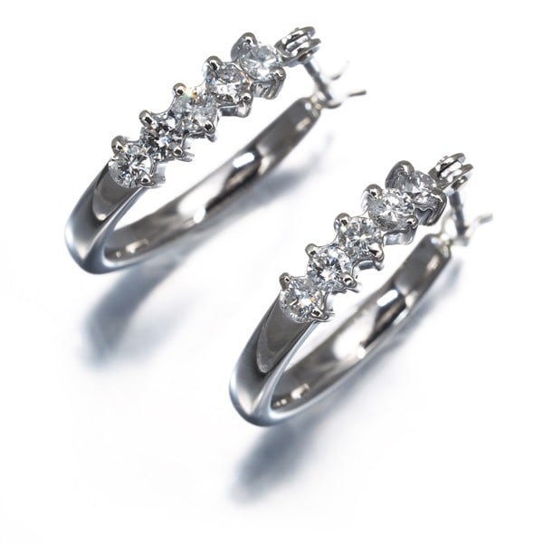 Hoop earrings diamond 0.30ct pt: Hoop earrings diamond 0.30ct pt Platinum hoop earrings feature a natural diamond weighing 0.30ct, set in a high-quality platinum design with a Pt900 purity stamp, ensuring exceptional metal purity. Th