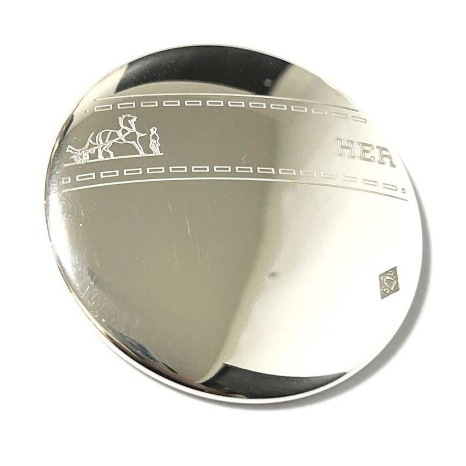 Hermes Brooch Silver 925: Hermes Brooch Silver 925 Silver 925 Hermes Brooch. Made from high-quality silver, this brooch showcases the iconic brand's signature style. With its sleek design and elegant finish, it adds a touch of