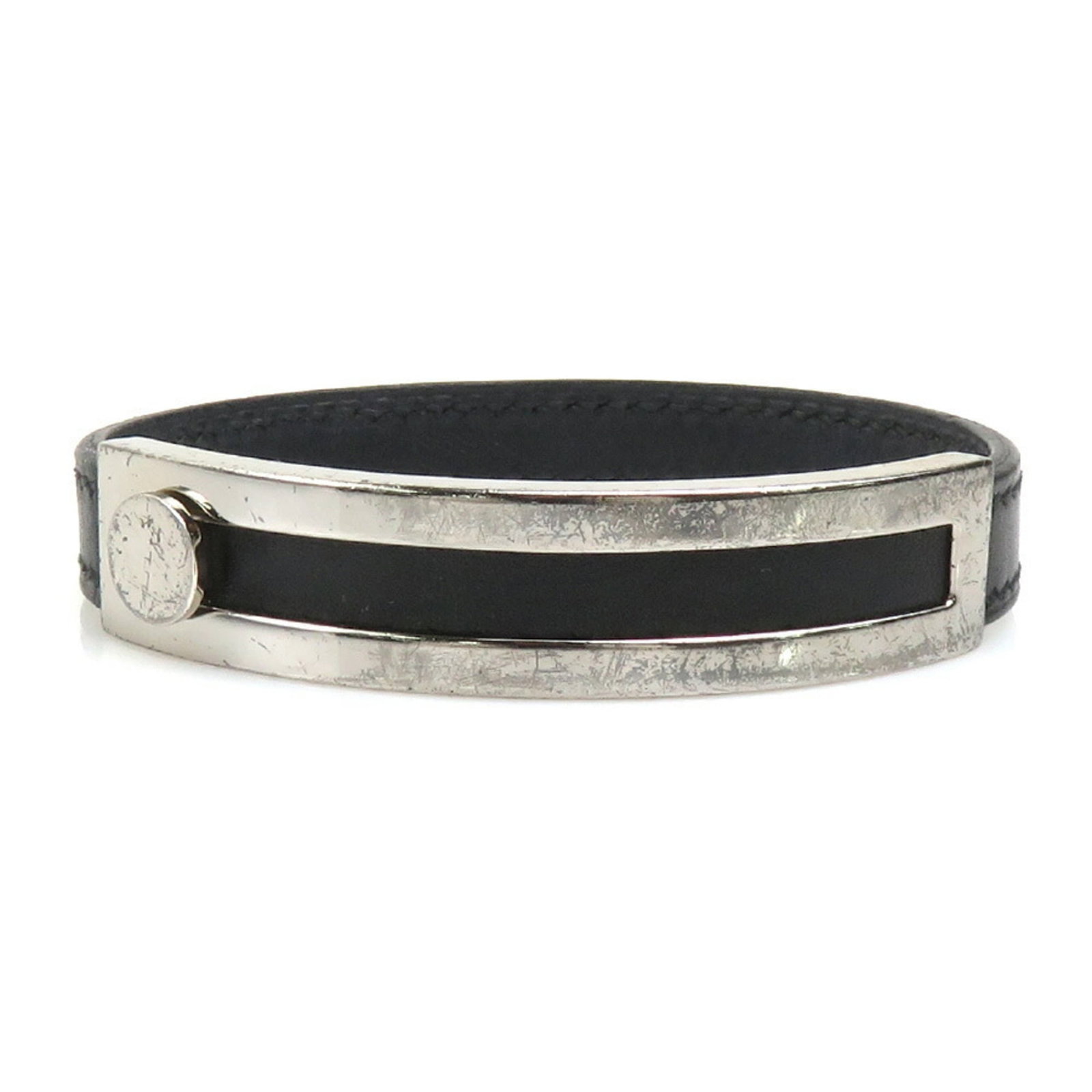 Metal leather bracelet charm Hermes: Metal leather bracelet charm Hermes Metal leather bracelet charm from Hermes, featuring black and silver details. Made with high-quality leather and metal materials, this charm bracelet boasts a sleek