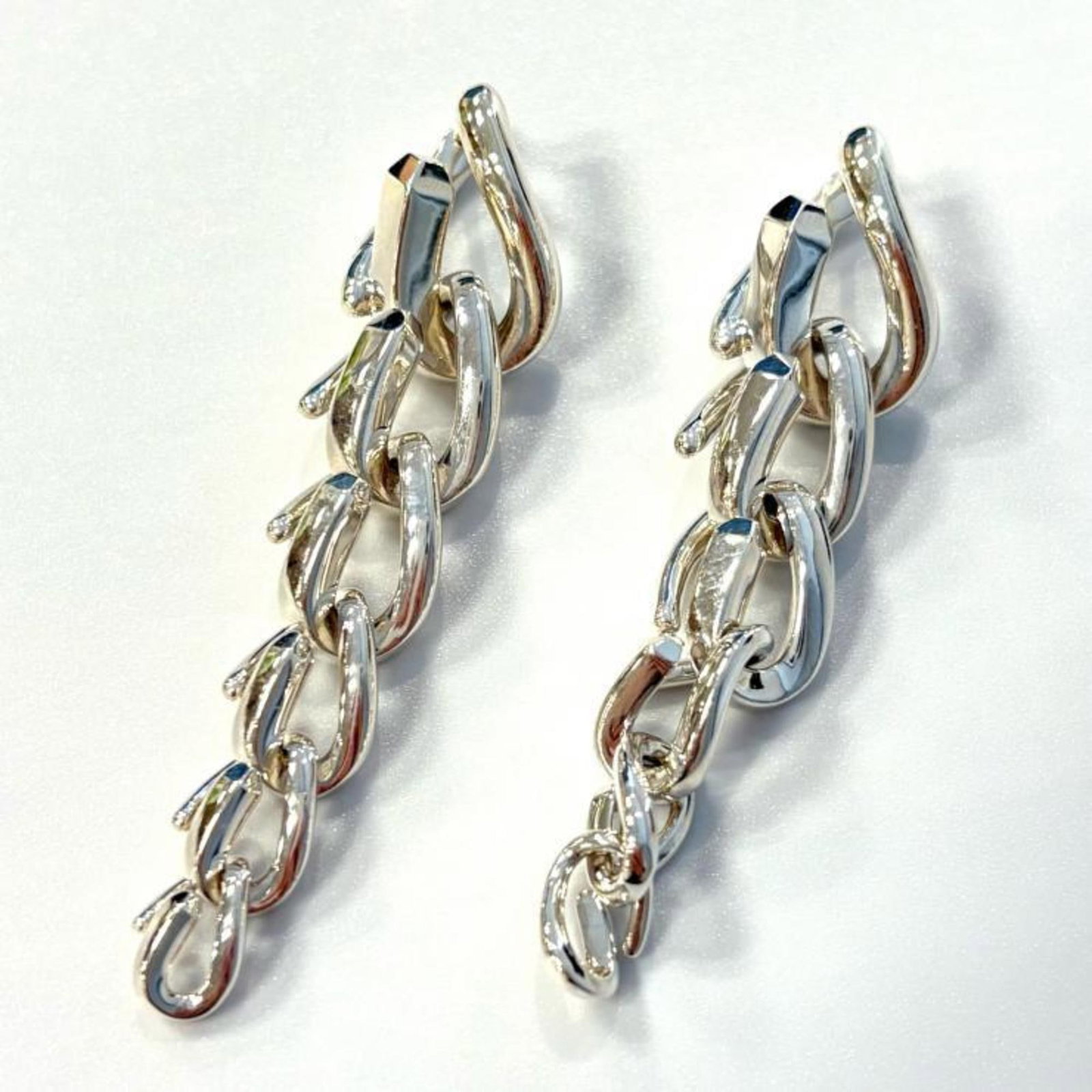 Silver Tiffany Drop Earrings 925: Silver Tiffany Drop Earrings 925 Silver Tiffany Drop Earrings 925 are made from high-quality silver, bearing the hallmark of Tiffany's renowned craftsmanship. These elegant drop earrings showcase a
