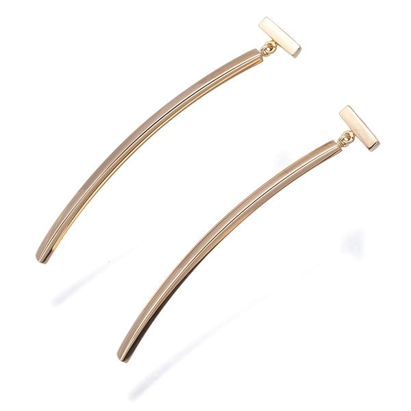 Tiffany Co earrings 18K gold rose bar t Bar: Tiffany Co earrings 18K gold rose bar t Bar Tiffany & Co. rose gold earrings feature an 18k metal construction with a T-bar design, showcasing the luxury brand's signature style. The stud earrings
