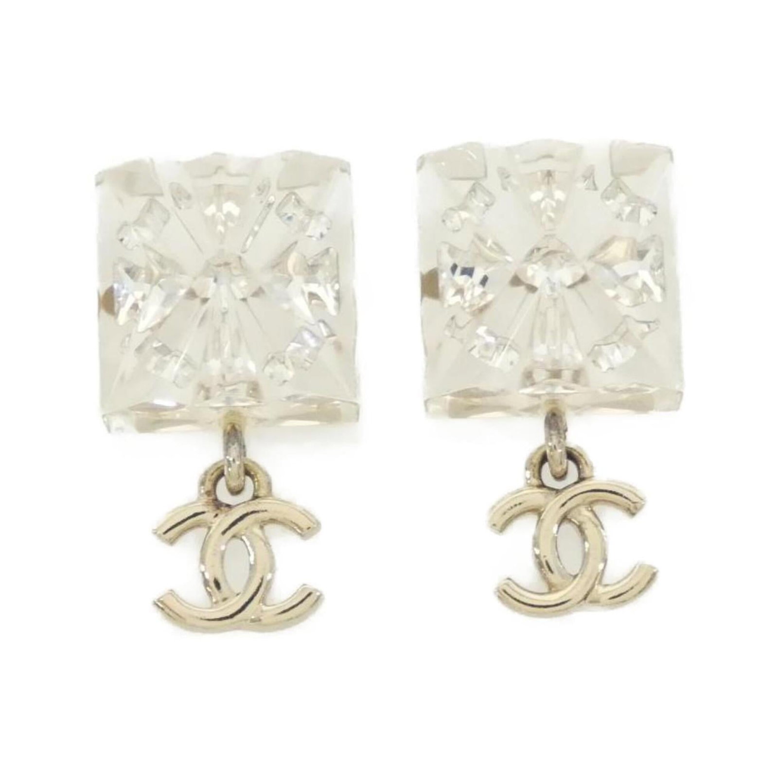 Chanel stud earrings: Chanel stud earrings Stud earrings from the iconic Chanel brand, featuring clear and gold details. Measuring 28mm x 15mm in size, these elegant pieces showcase a sleek design with precise proportions.