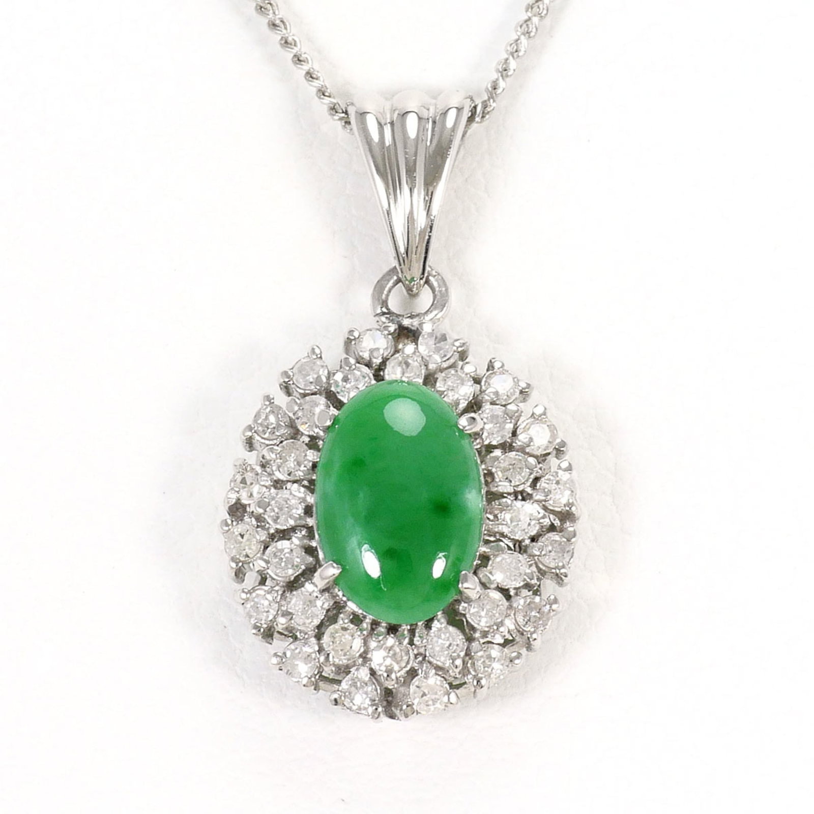Pt900 Platinum/ Pt850 Necklace With Jadeite And Diamond (0.2Ct) Total Weight 4.1G 40Cm Like New: Pt900 Platinum/ Pt850 Necklace With Jadeite And Diamond (0.2Ct) Total Weight 4.1G 40Cm Like New Platinum 900 and Platinum 850 combine for exceptional durability in this striking necklace, featuring a