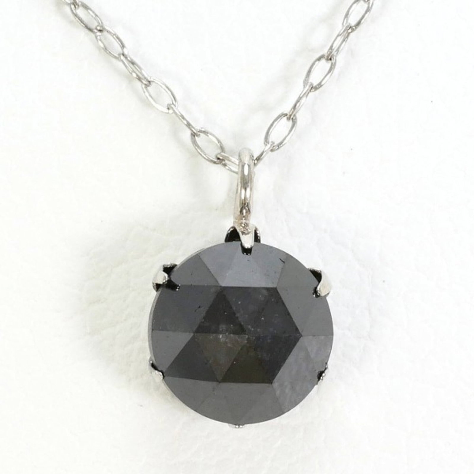 Pt900 Platinum Pt850 Necklace With Black Diamond (1.00 Carat) Total Weight Approx. 1.1G 40Cm: Pt900 Platinum Pt850 Necklace With Black Diamond (1.00 Carat) Total Weight Approx. 1.1G 40Cm Platinum Pt900 Necklace With Black Diamond Features A Total Weight Of 1.1G And A Pendant Size Of 8mm x