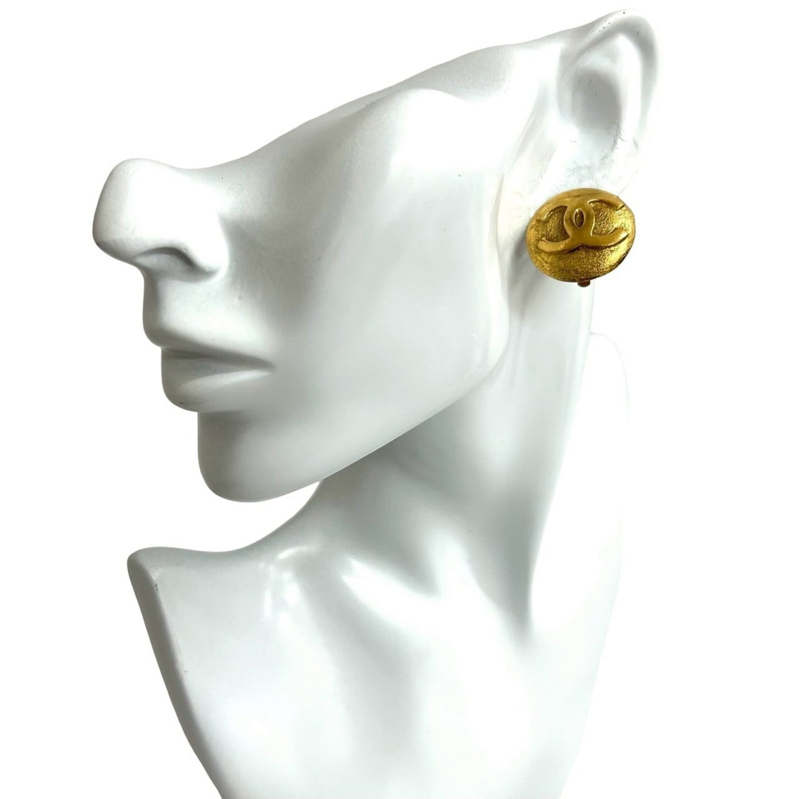 Chanel Clip Earrings Gold Plating: Chanel Clip Earrings Gold Plating Gold-plated clip earrings from Chanel, featuring a sleek and modern design. Made with durable gold plating, these earrings are a stylish addition to any outfit. Measu