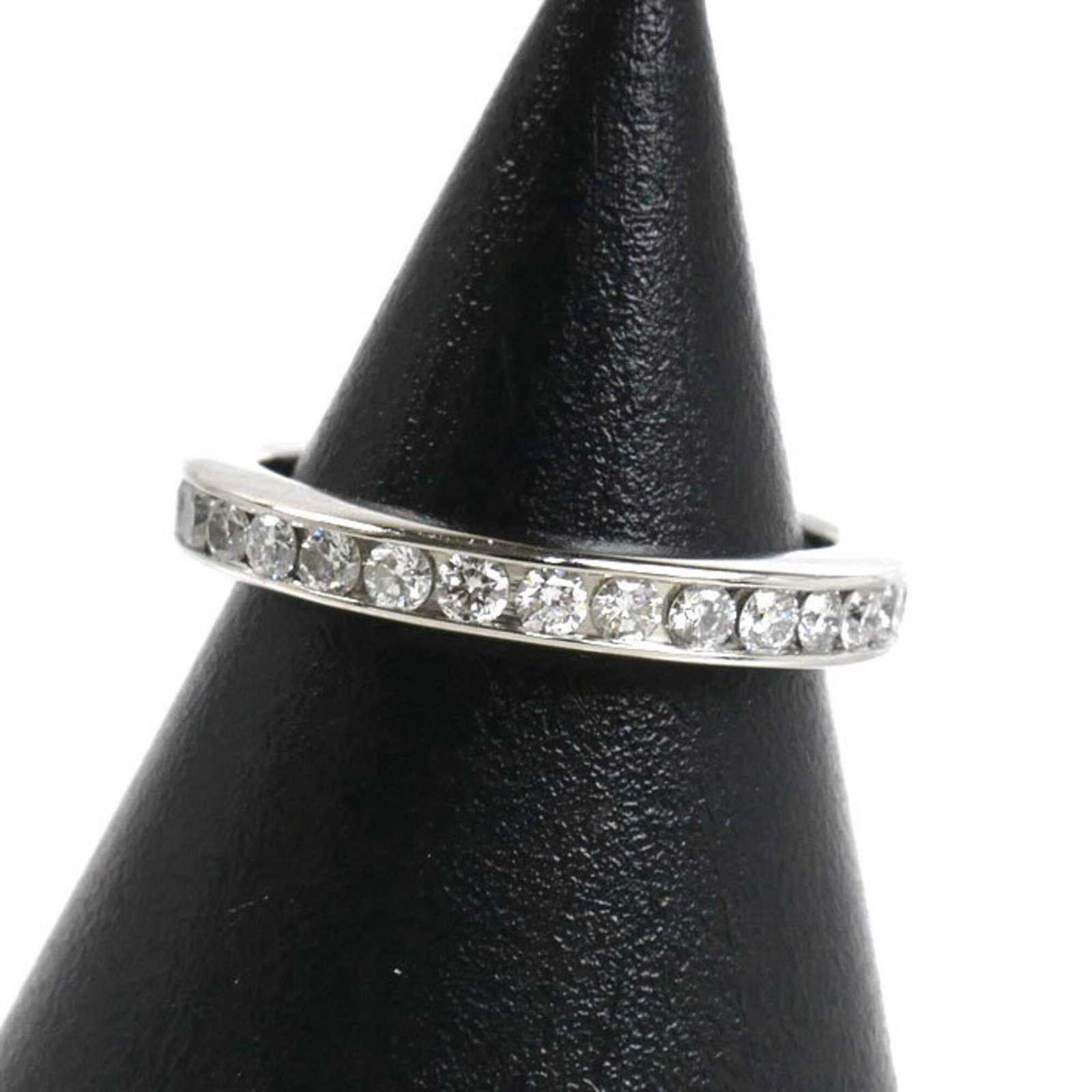 Harry Winston Band Ring Platinum 950: Harry Winston Band Ring Platinum 950 Platinum band ring from Harry Winston, featuring a diamond stone and crafted in 950 platinum. This elegant design showcases the luxury of high-end jewelry, with it
