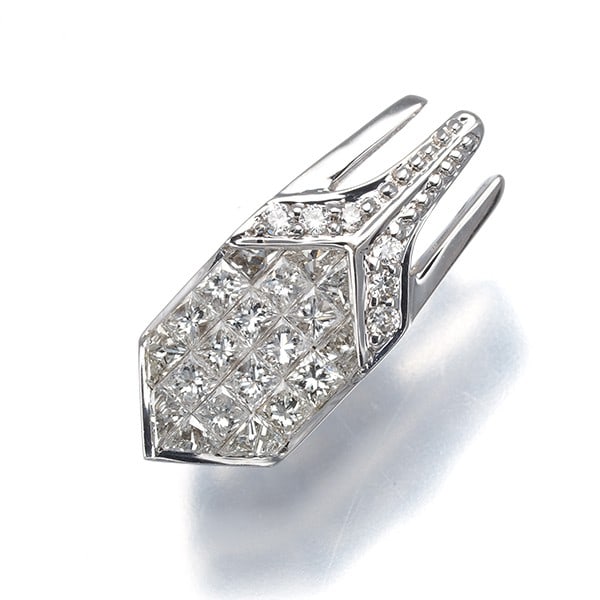 Les Essentielles Pendant Diamond 18K 750 White Gold: Les Essentielles Pendant Diamond 18K 750 White Gold 18k white gold pendant features a natural diamond, weighing approximately 1.2g, set in a design size of 11.5 x 9.7mm with a bail inner diameter of 4