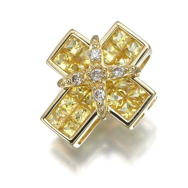 Les Essentielles Pendant Yellow Sapphire Diamond Cross 18K Yg: Les Essentielles Pendant Yellow Sapphire Diamond Cross 18K Yg Yellow Sapphire and Diamond Pendant in 18K Yellow Gold. This striking pendant features a natural yellow sapphire surrounded by a diamond, 