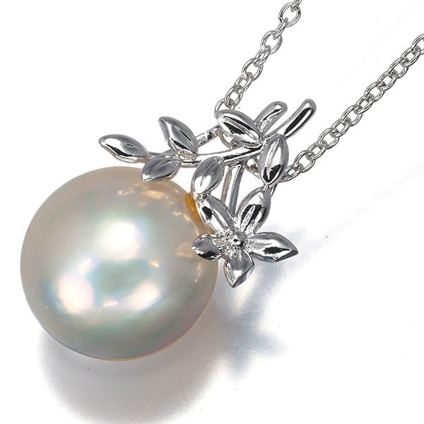 Pearl Mabe Flower Necklace Silver Leaf 13.5Mm: Pearl Mabe Flower Necklace Silver Leaf 13.5Mm The TASAKI Metal Silver Leaf Pearl Mabe Flower Necklace boasts a striking design, featuring a cultured mabe pearl approximately 13.5mm in size suspended f